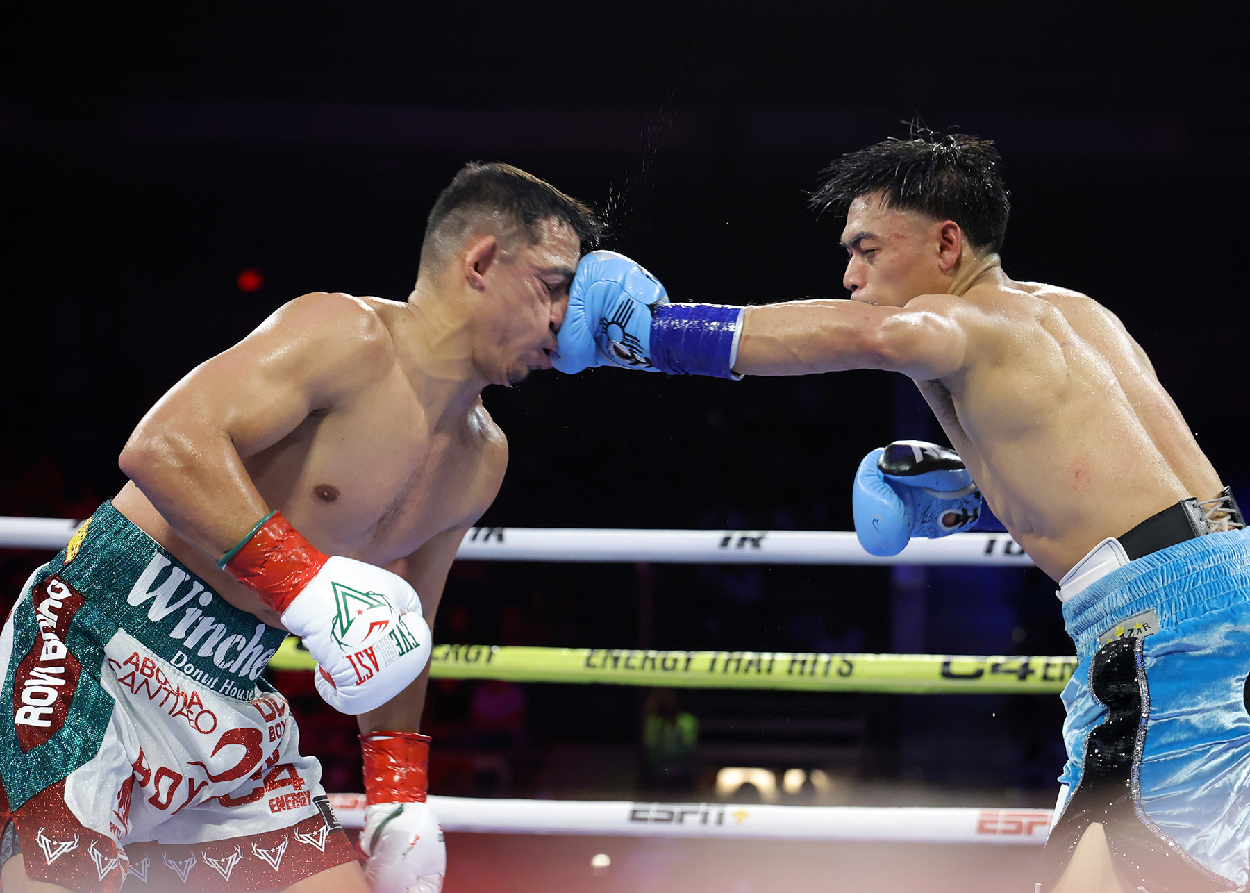 Angelo Leo knocks out Luis Alberto Lopez to win IBF featherweight title