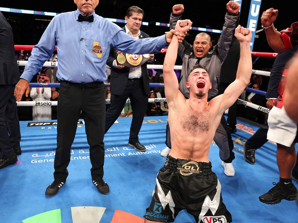 Jose Valenzuela shocks Isaac “Pitbull” Cruz, wins split decision for WBA junior welter title